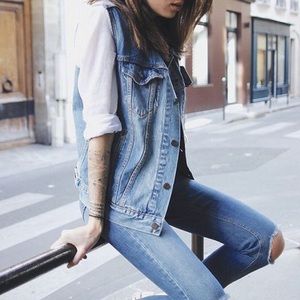 RARE vintage Levi’s denim vest 🌼